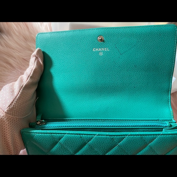 100% Authentic Chanel Wallet in Caviar - Picture 2 of 8
